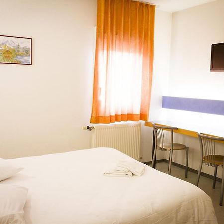 Hotel Vallee Bleue Montalieu-Vercieu Exteriör bild