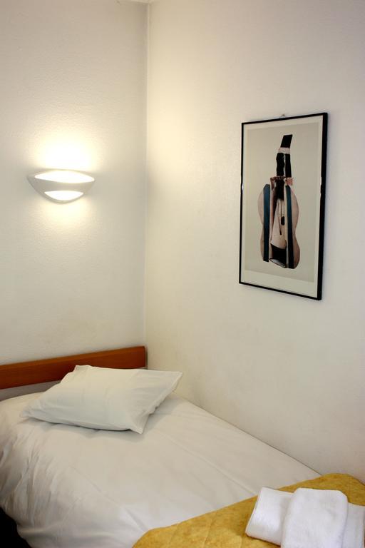 Hotel Vallee Bleue Montalieu-Vercieu Exteriör bild